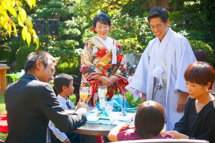 親族と距離が近くリラックスしながら門出を祝福。