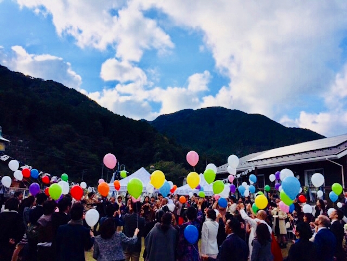 バルーンリリースで空高く！お二人の倖せを祈る演出は歓声の嵐