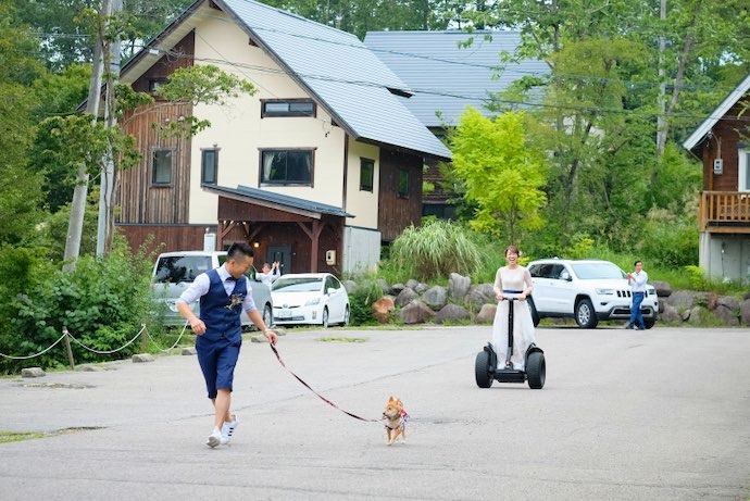 愛犬とセグウェイで入場ゲストからは、大拍手を浴びて微笑むふたり