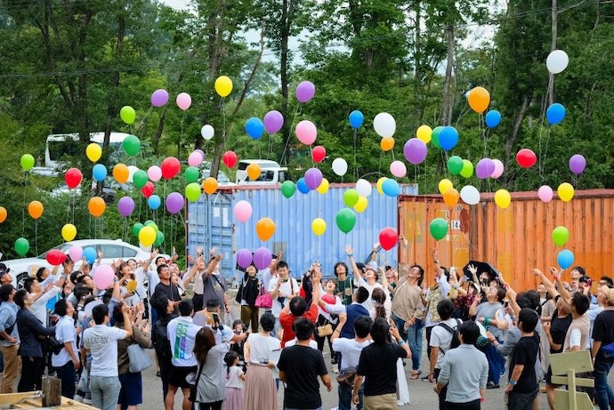 ふたりとゲストの倖せを祈りバルーンリリース青空高く！高く！