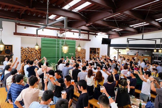 名古屋名物 お菓子まき後は披露パーティースタート声高らかに 乾杯！！